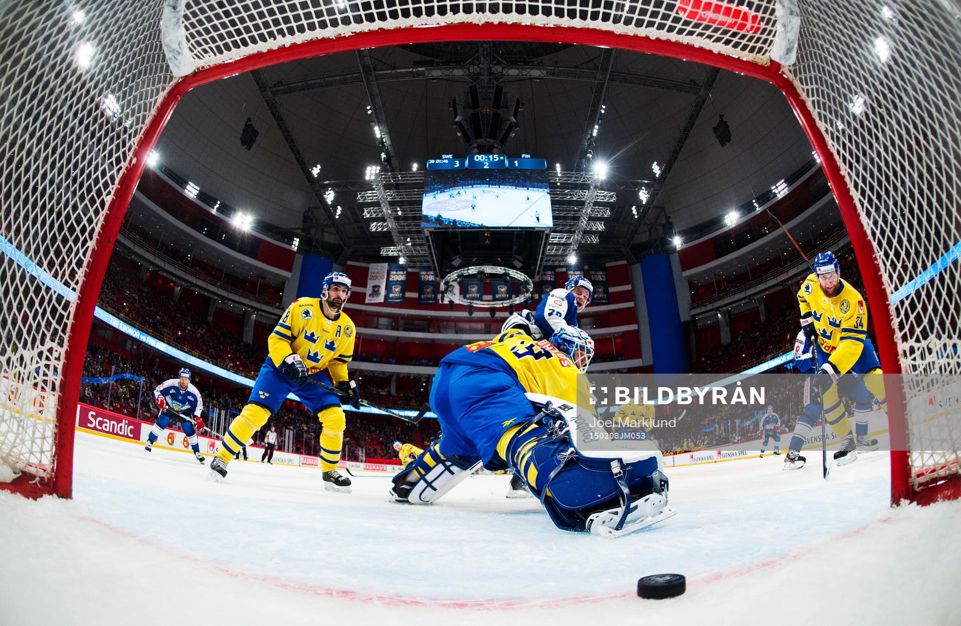 Finlands Janne Pesonen får in 3-2-pucken bakom Sveriges
