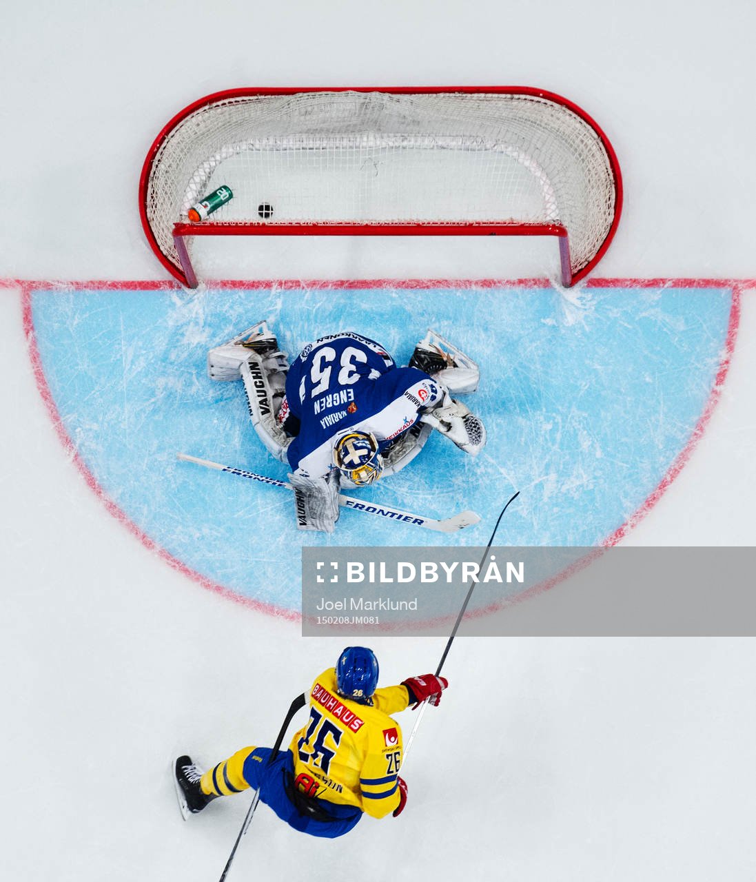 Sveriges Martin Johansson skjuter in 3-1 bakom Finlands
