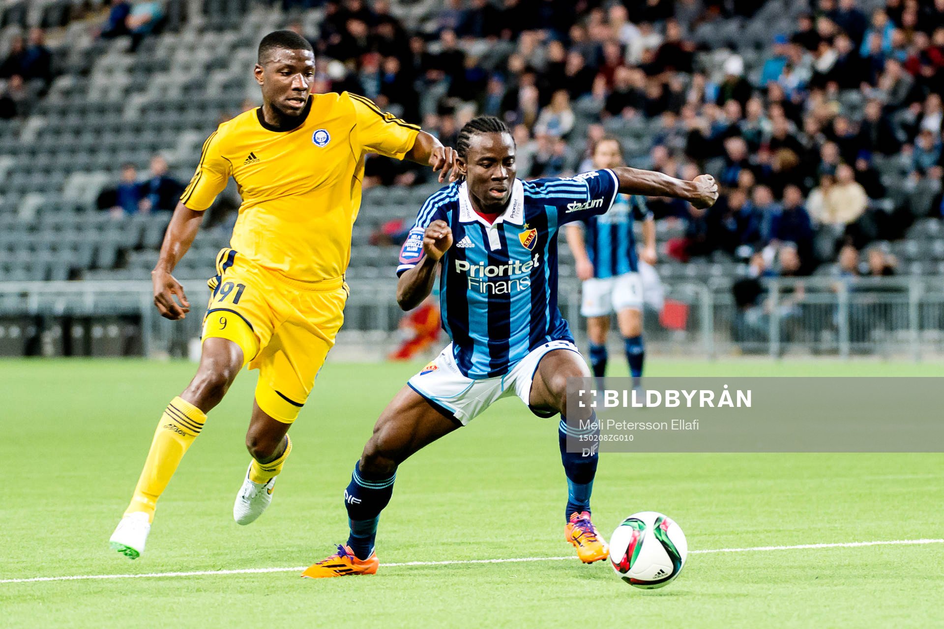 Helsingfors Guy Moussi och Djurgårdens Sam Johnson i en