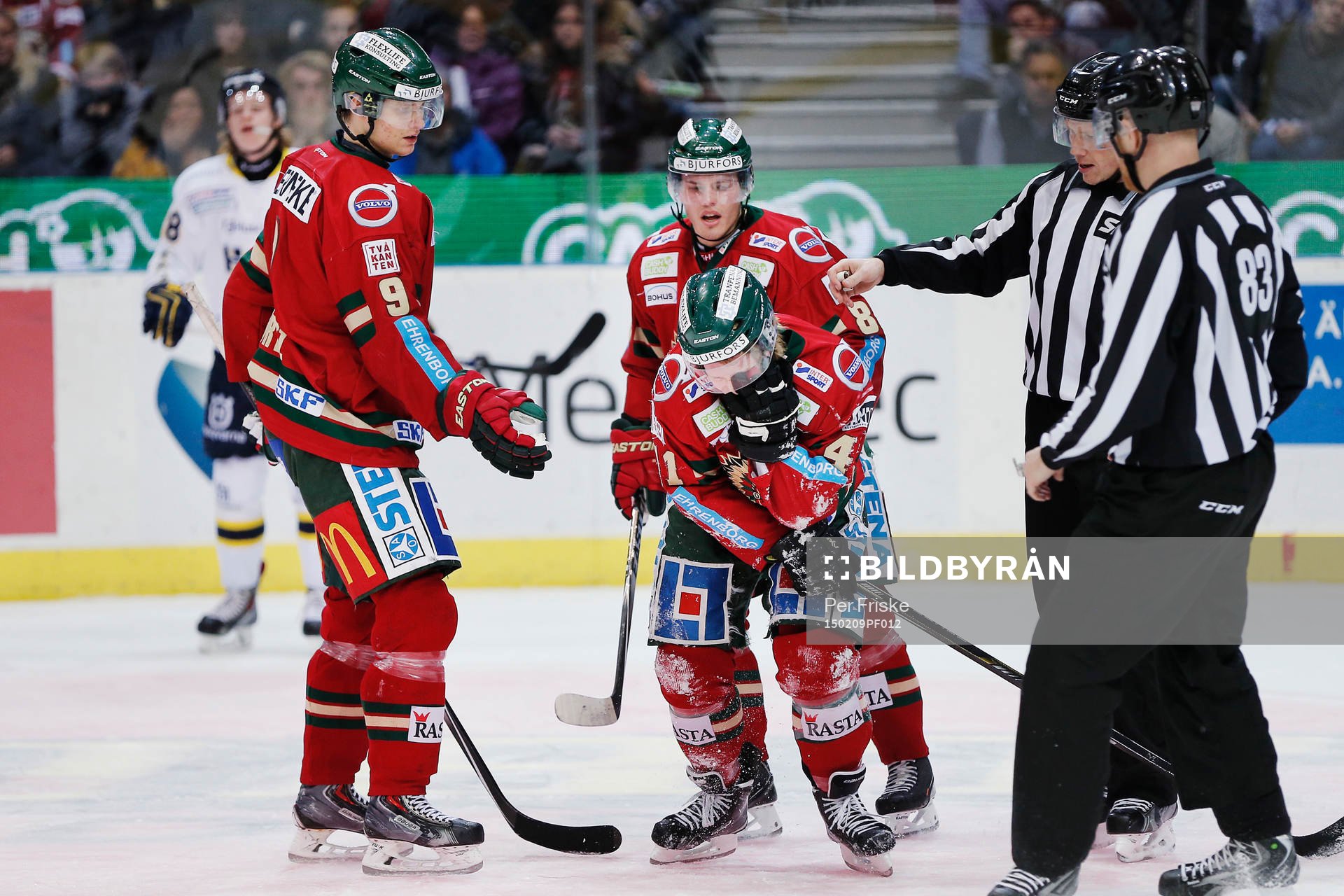 Frölundas Mathis Olimb får pucken i ansiktet och lämnar