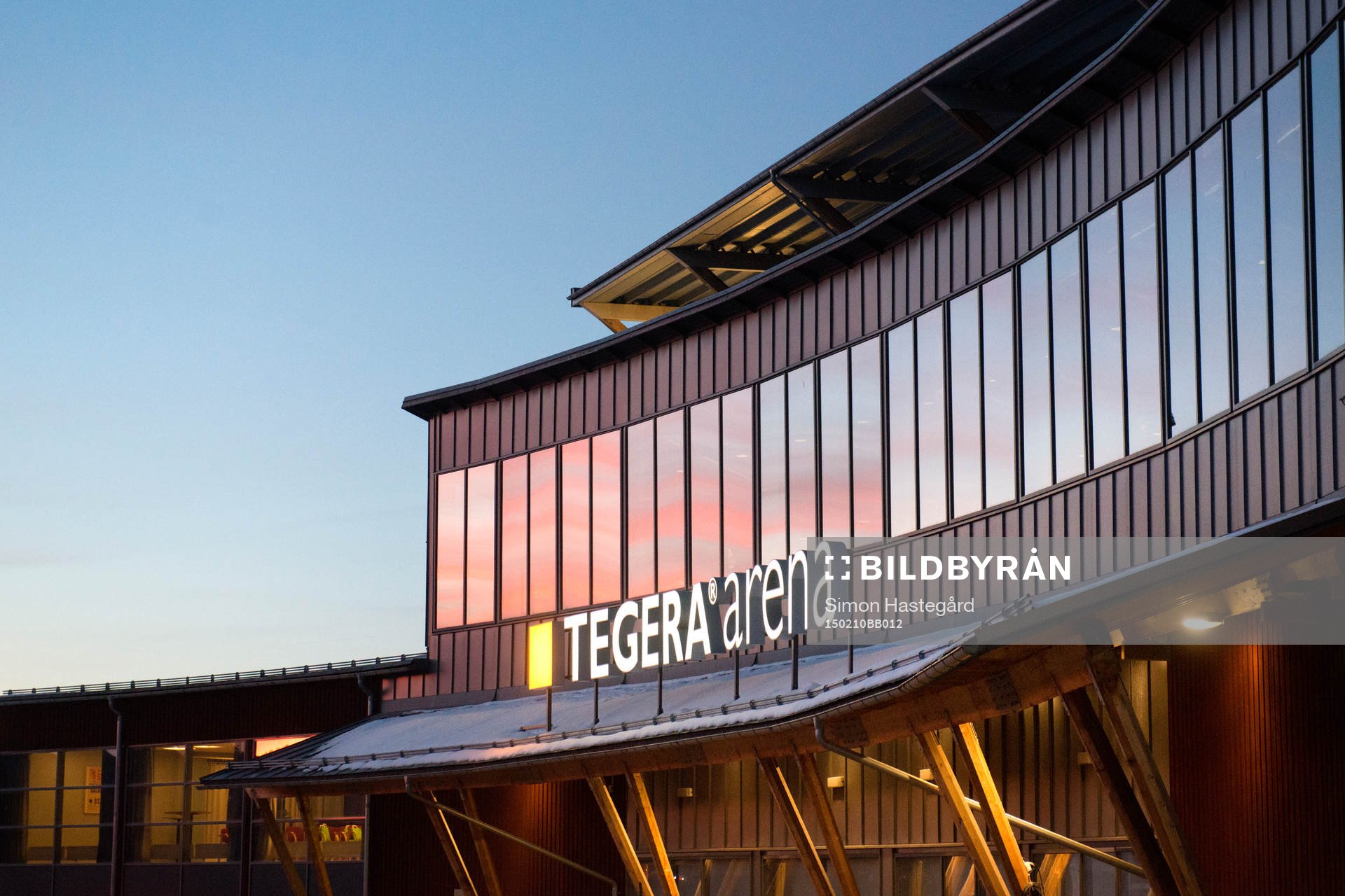 Solnedgång utanför Tegera Arena före ishockeymatchen i