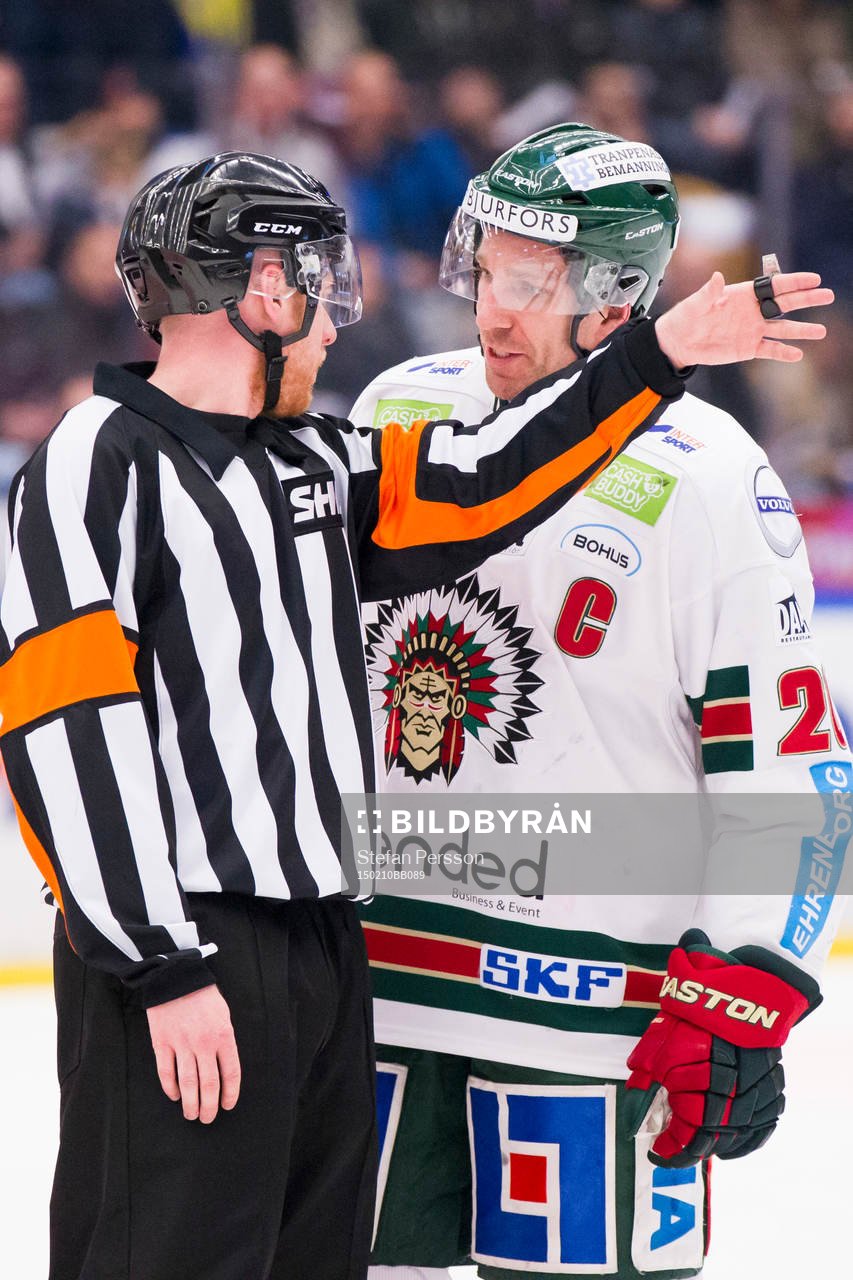 Domaren Mikael Holm i samspråk med Frölundas Joel