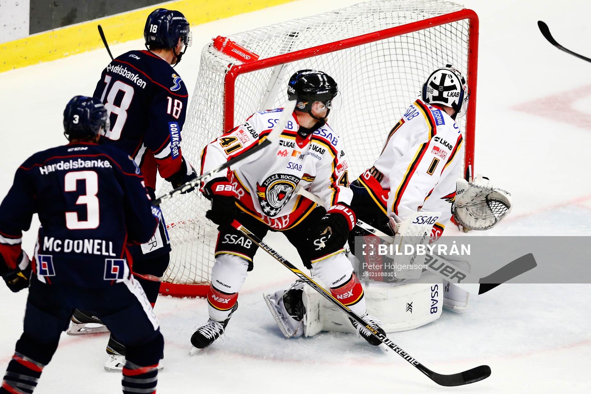 Linköpings Kent McDonell gör 3-2 bakom Luleås målvakt