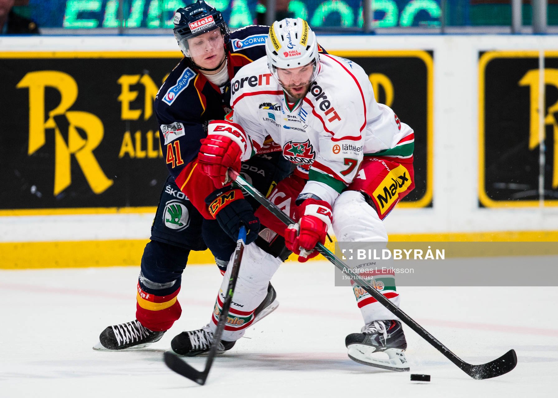Djurgårdens Alexander Falk och Modos Radek Smolenak i kamp
