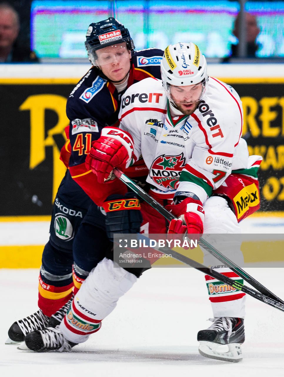 Djurgårdens Alexander Falk och Modos Radek Smolenak i kamp