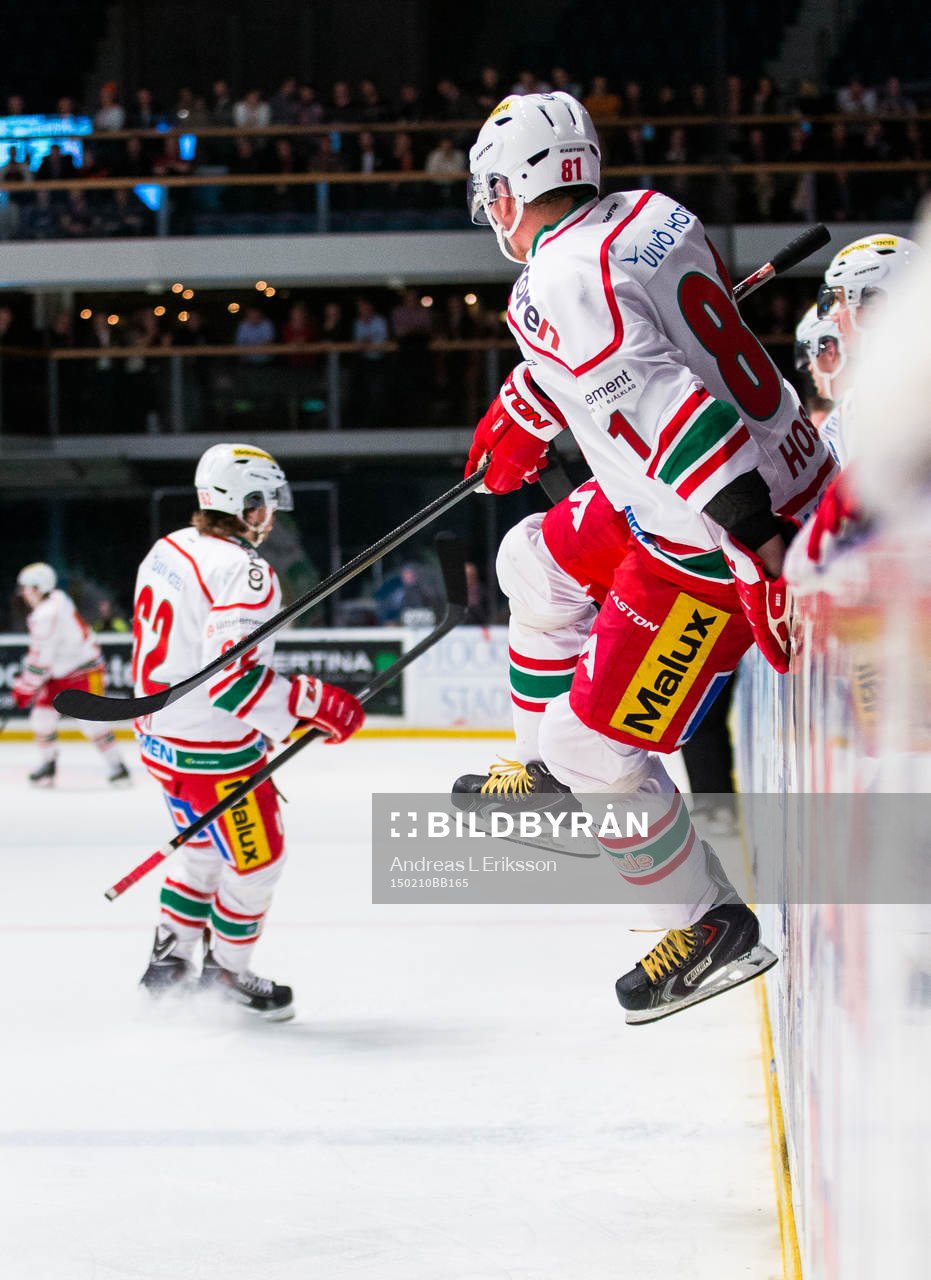 Modos Marcel Hossa hoppar in på isen