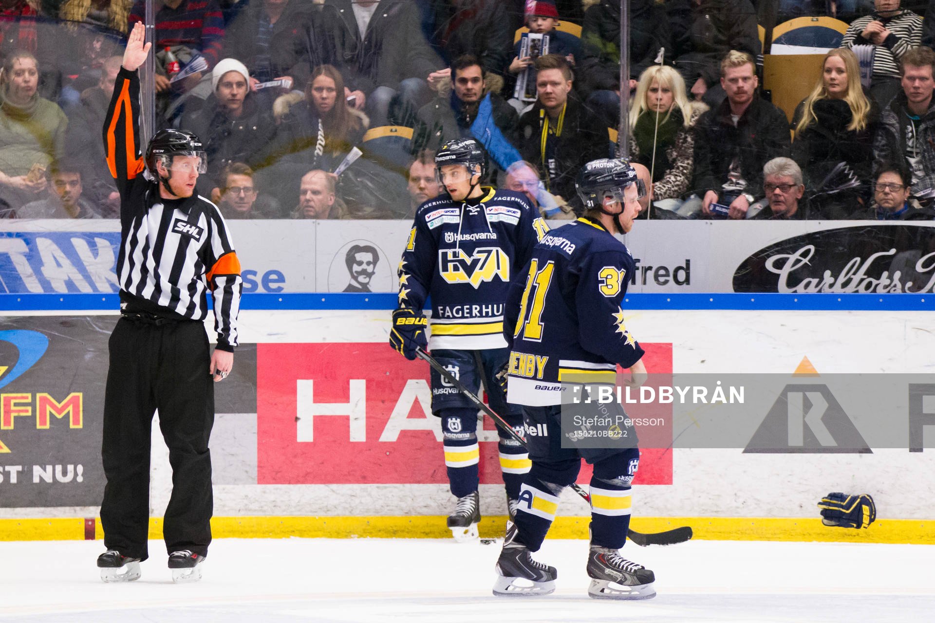 s Mattias Tedenby (h) slänger handske och klubba i