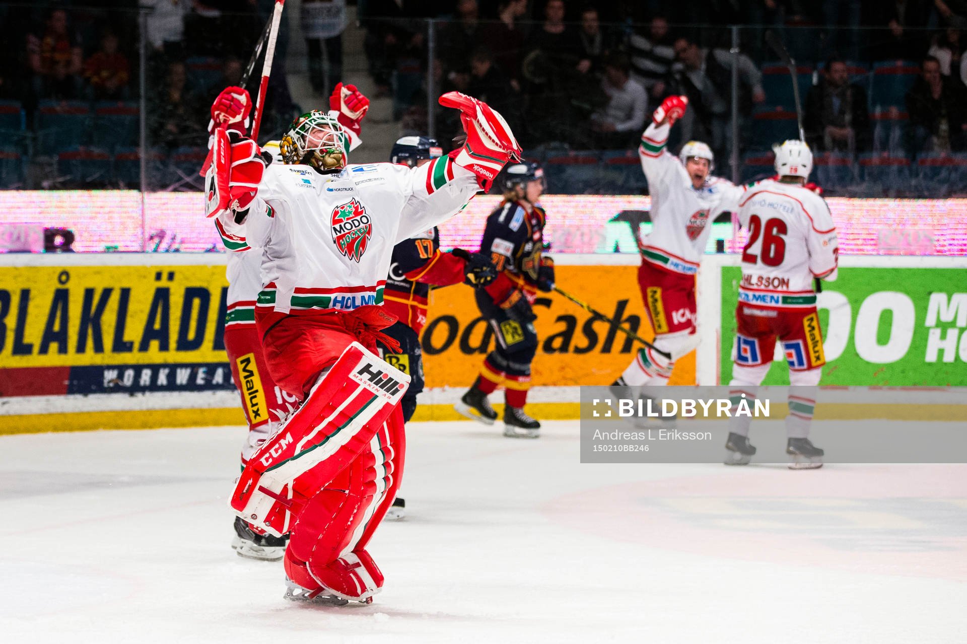 Modos målvakt Linus Ullmark jublöar