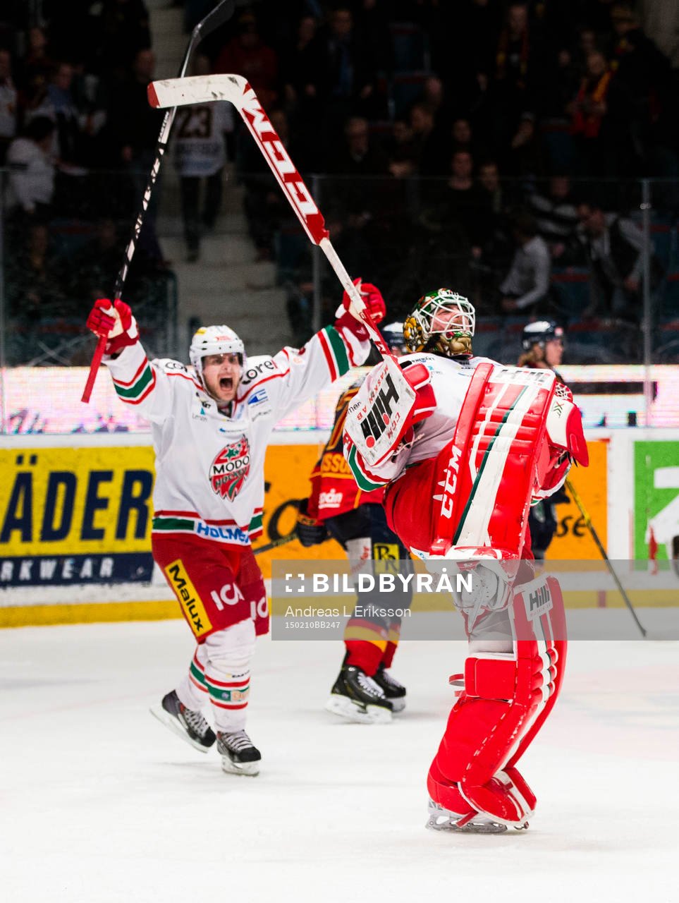 Modos målvakt Linus Ullmark jublöar