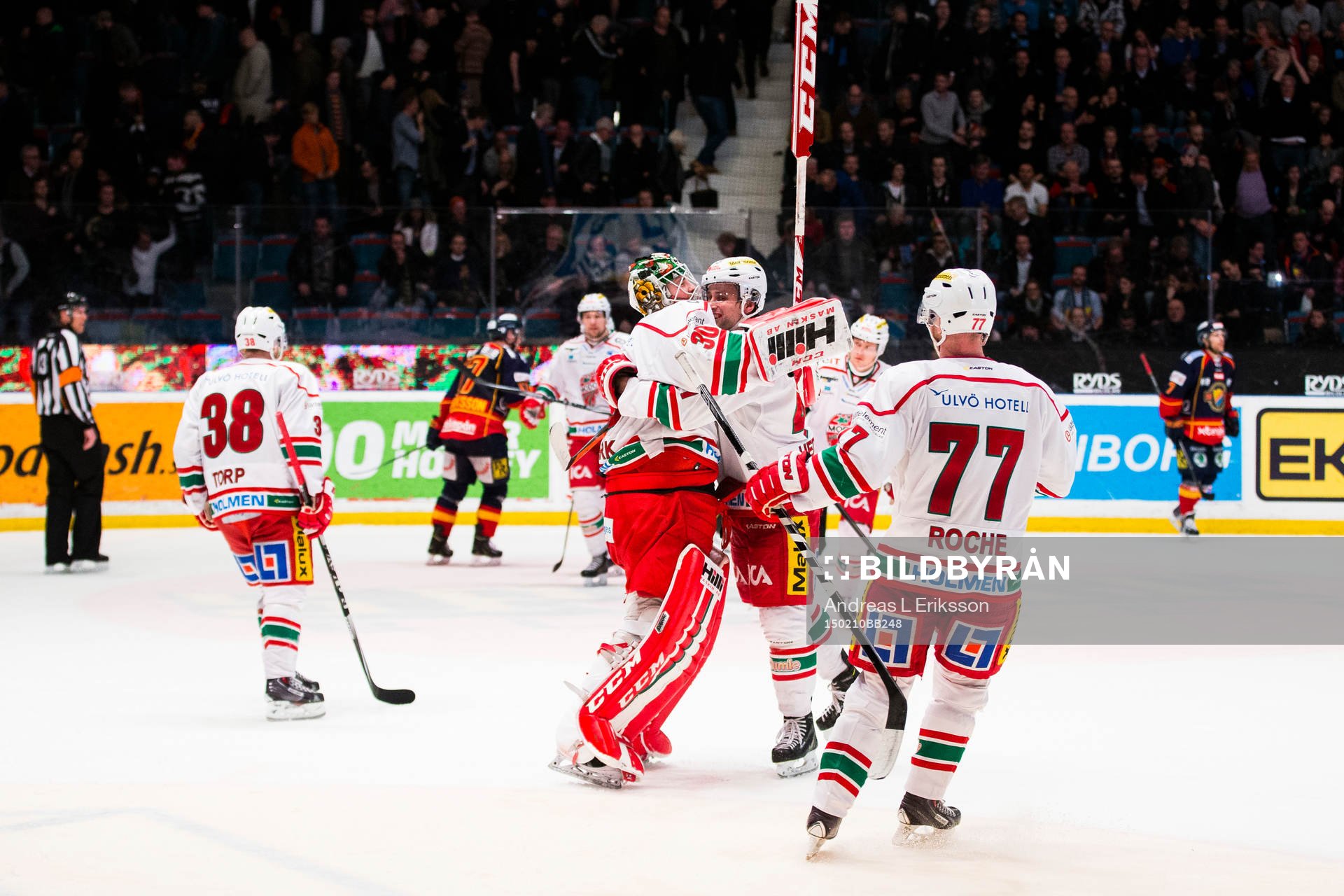 Modos målvakt Linus Ullmark jublöar