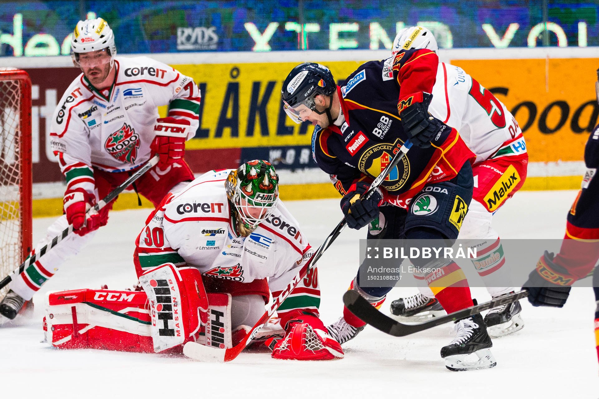 Modos målvakt Linus Ullmark blockerar pucken framför
