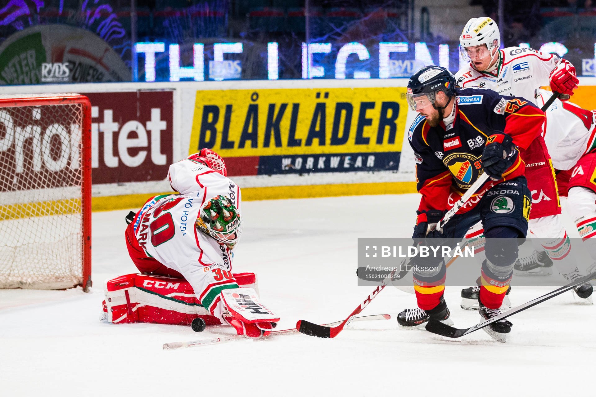 Modos målvakt Linus Ullmark stöter bort pucken för