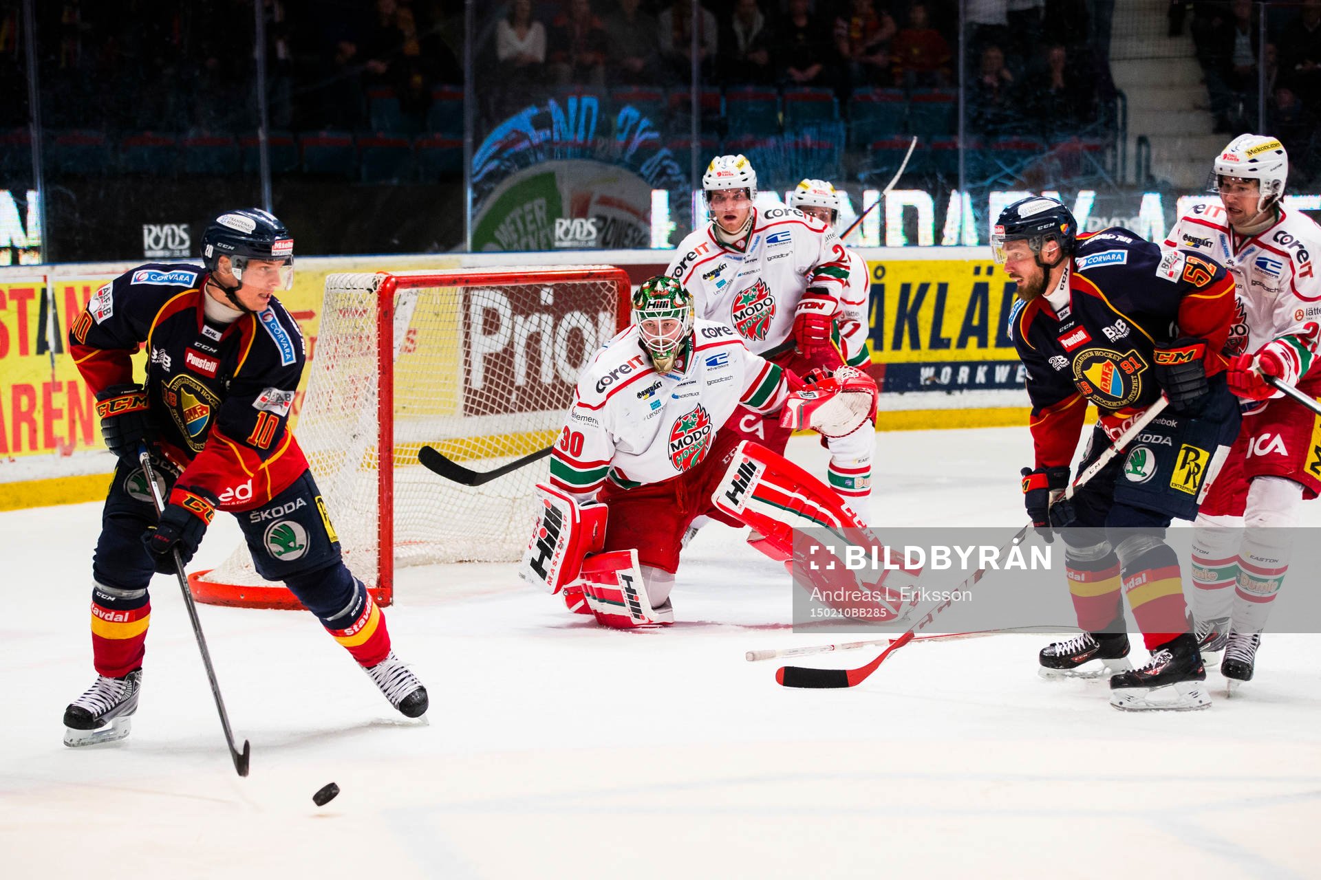 Modos målvakt Linus Ullmark håller blicken på pucken