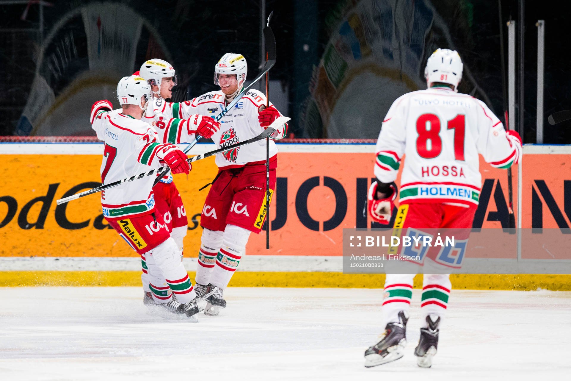 Modos Travis Roche, Emil Djuse och Joonas Nättinen jublar