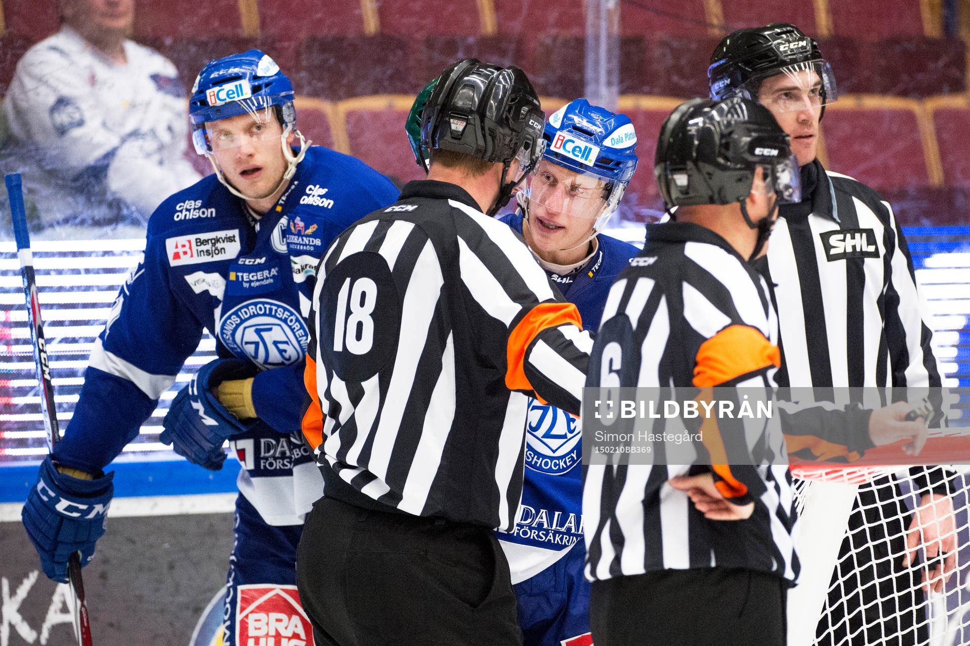 Leksands Johan Ryno och Toni Kähkönen i samtal med domarna