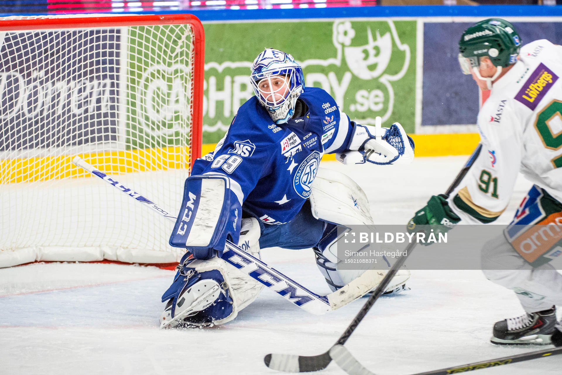 Leksands målvakt Oscar Alsenfelt räddar skott från