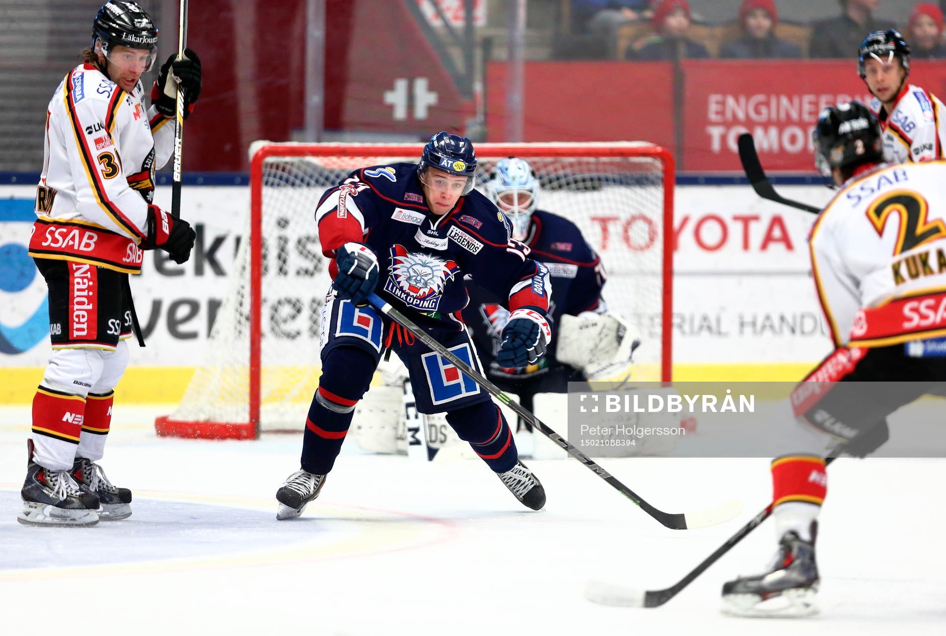Linköpings Jakub Vrana täcker skott av Luleås Dean Kukan