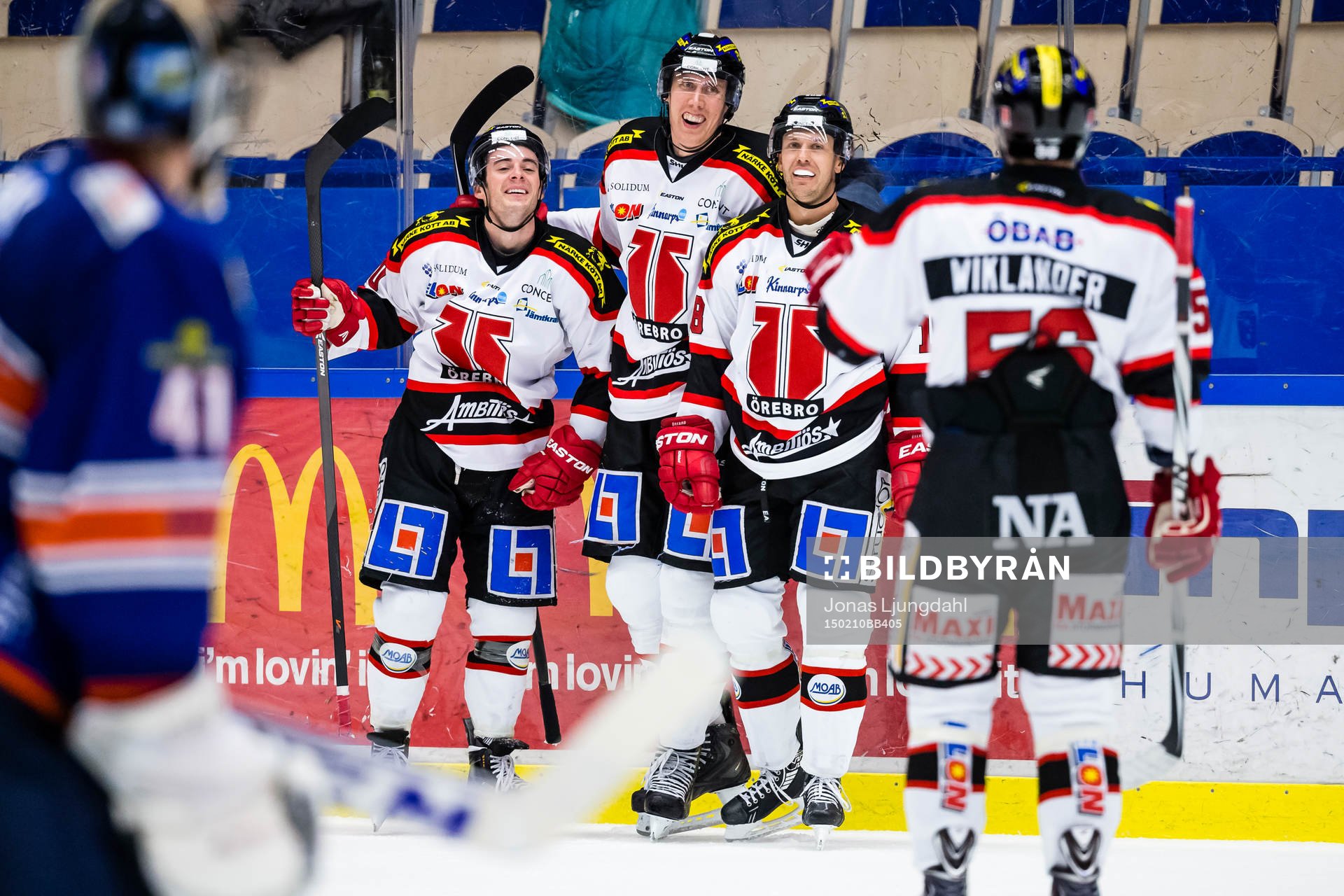 Örebros Marko Anttila jublar Derek Ryan och Jared Auli