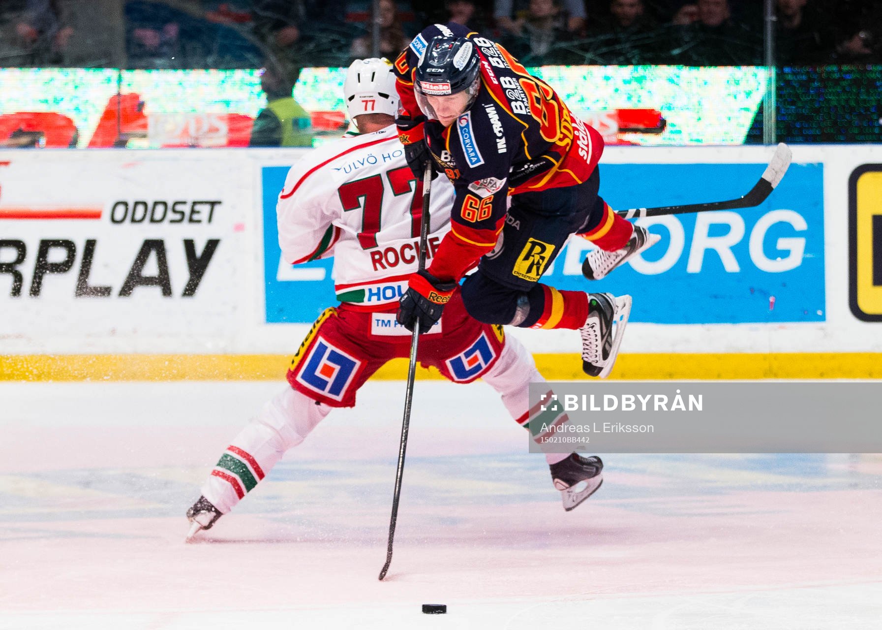 Modos Travis Roche tacklar Djurgårdens Marcus Sörensen