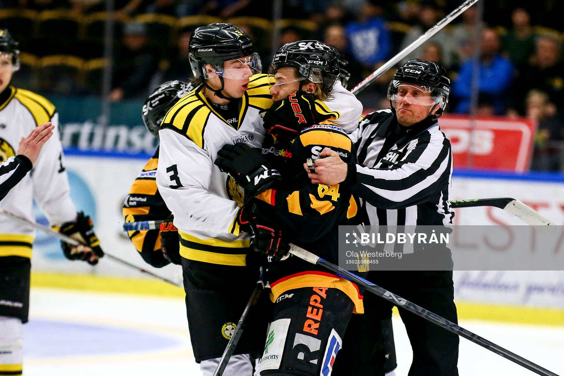 Skellefteås Anton Lindholm tacklar Brynäs Alexander