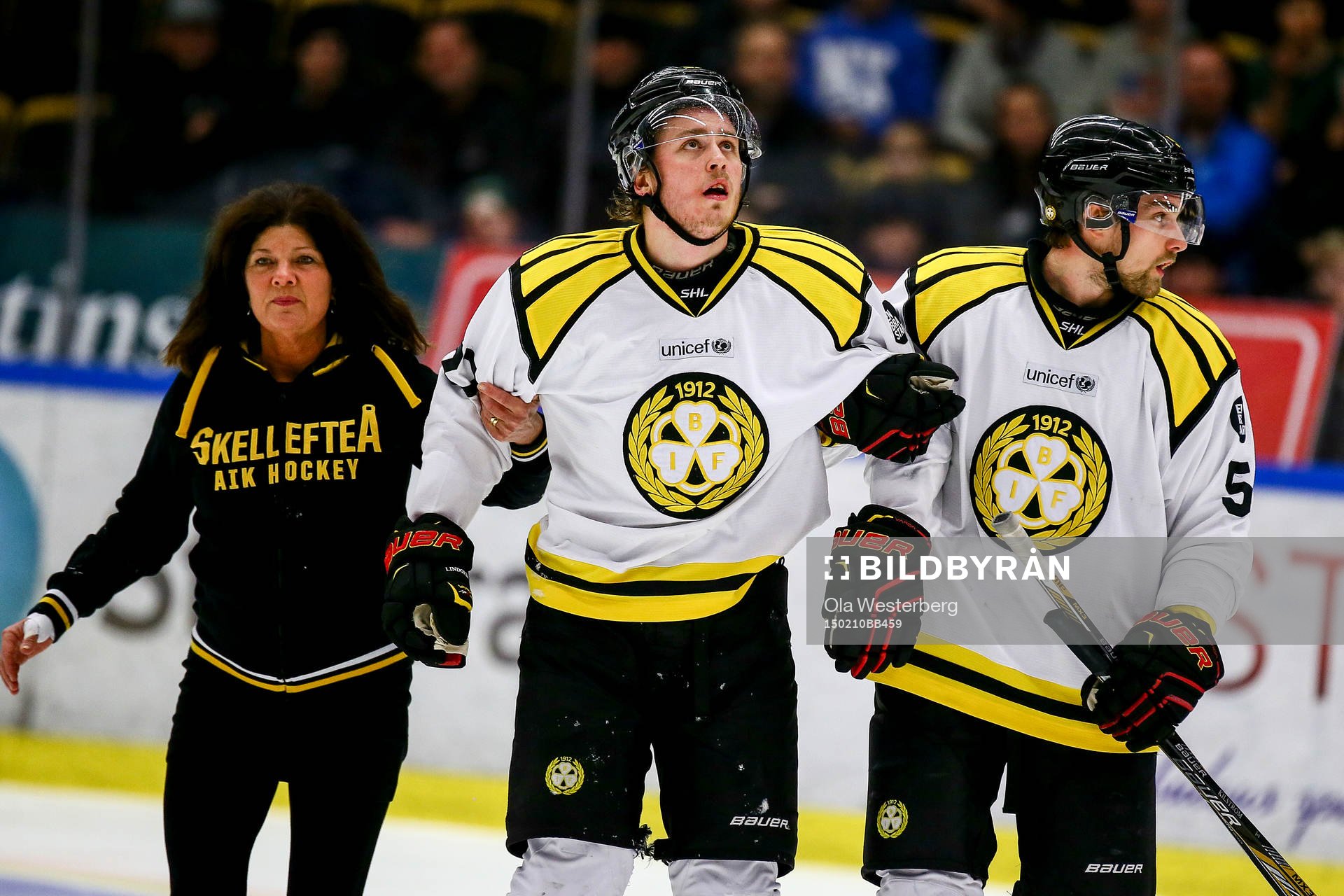 Skellefteås Anton Lindholm tacklar Brynäs Alexander