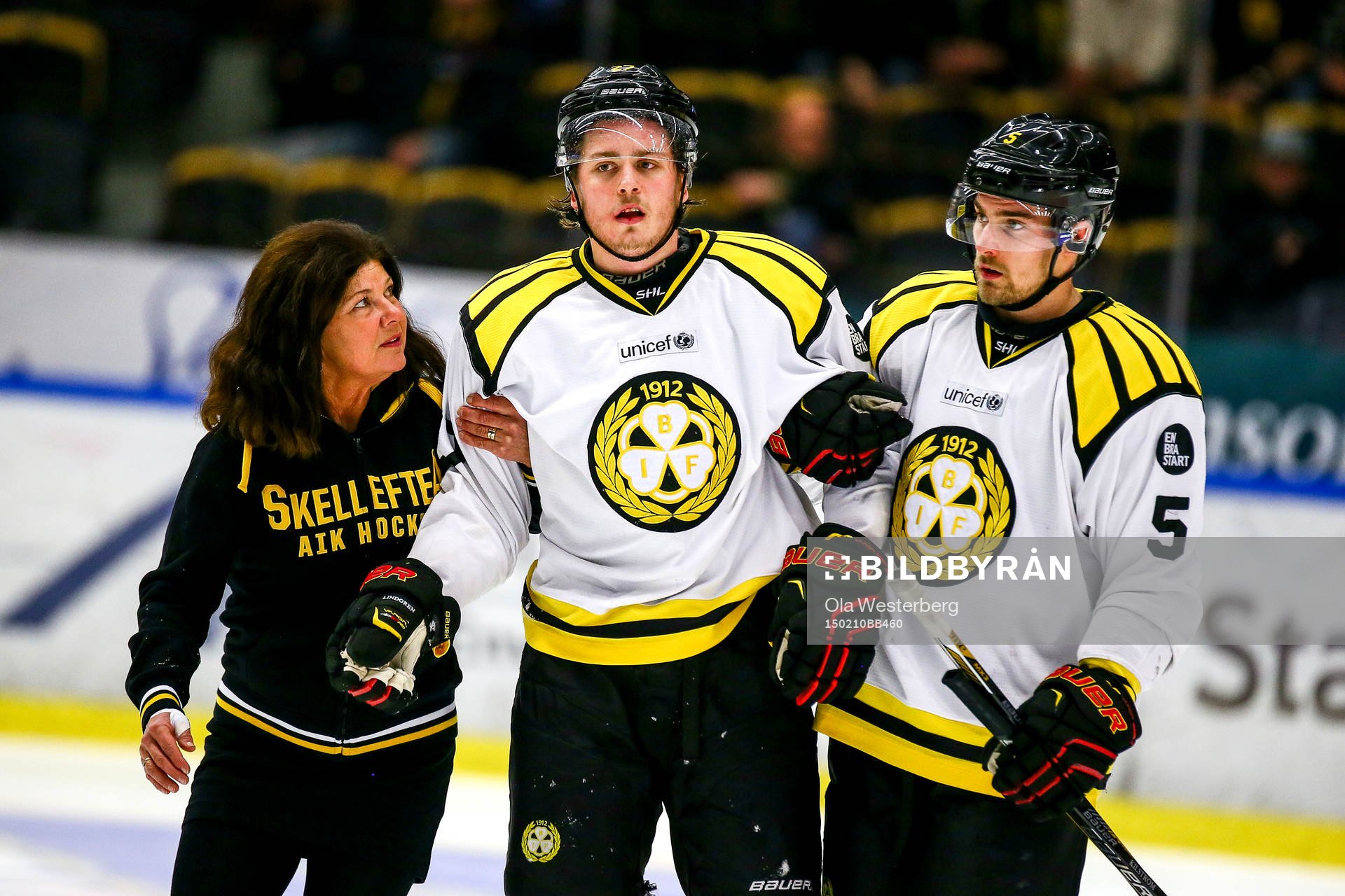 Skellefteås Anton Lindholm tacklar Brynäs Alexander