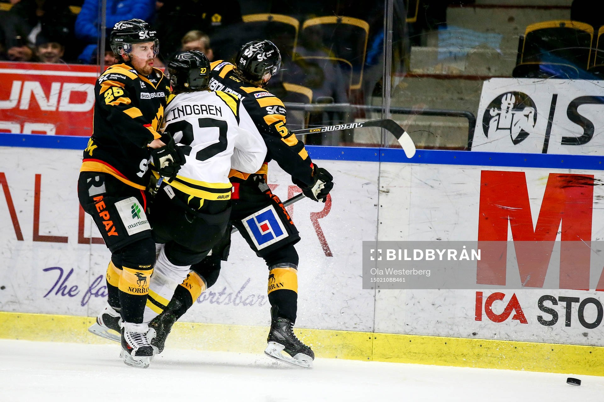 Skellefteås Anton Lindholm tacklar Brynäs Alexander