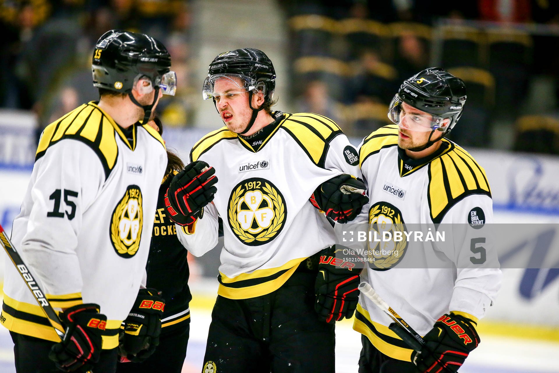 Skellefteås Anton Lindholm tacklar Brynäs Alexander