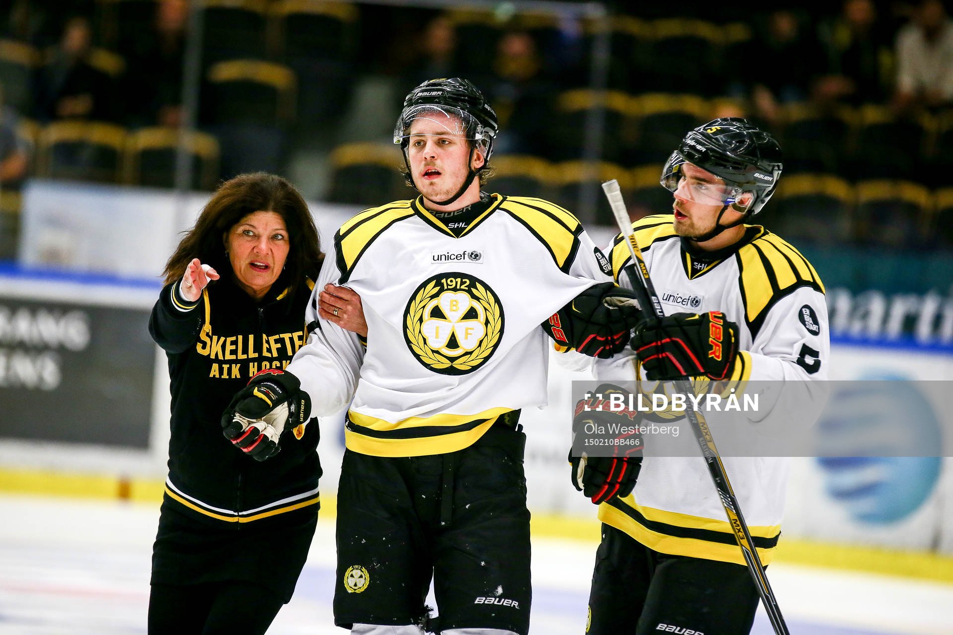 Skellefteås Anton Lindholm tacklar Brynäs Alexander