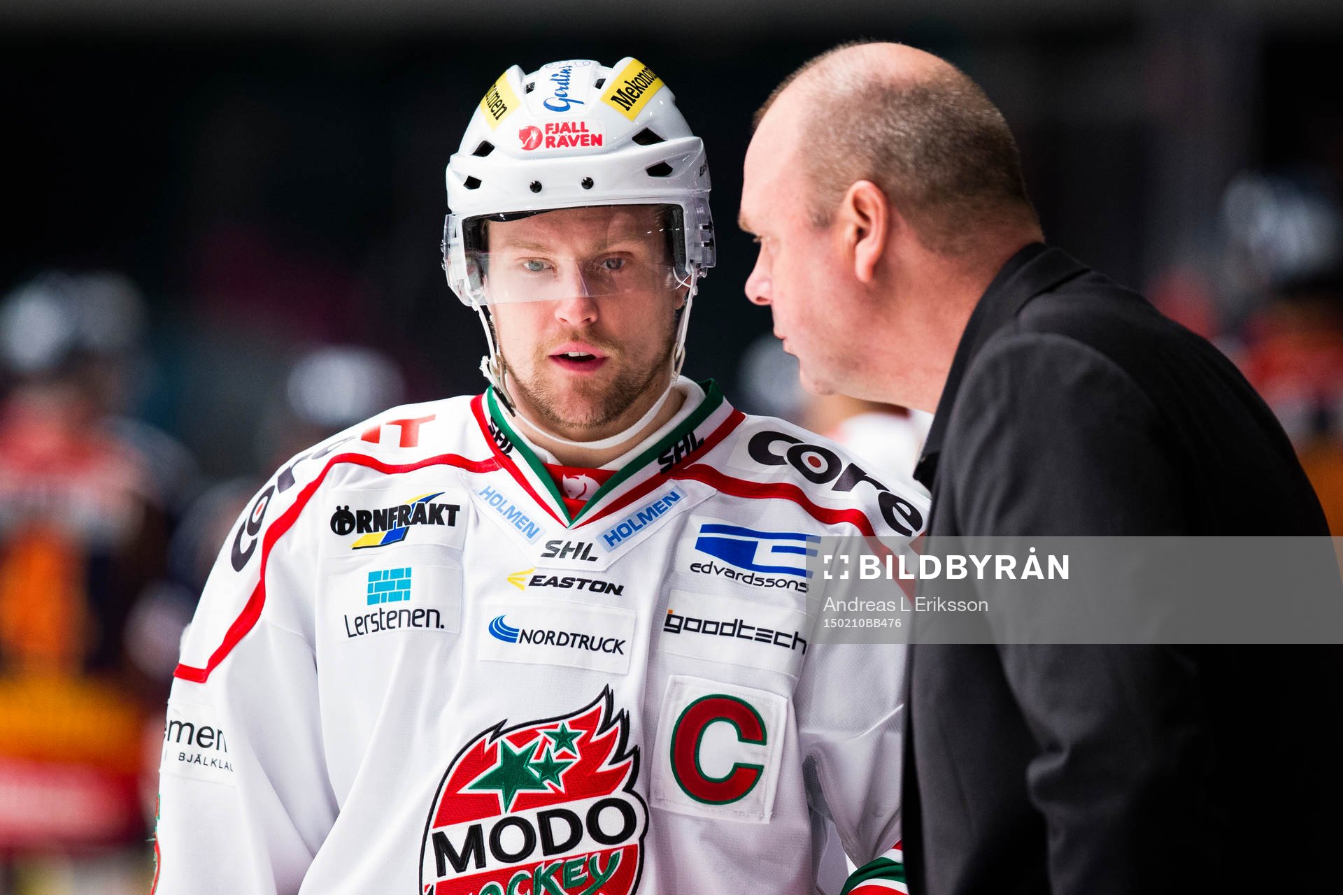 Modos Jonas Ahnelöv talar med Modos tränare Per-Erik