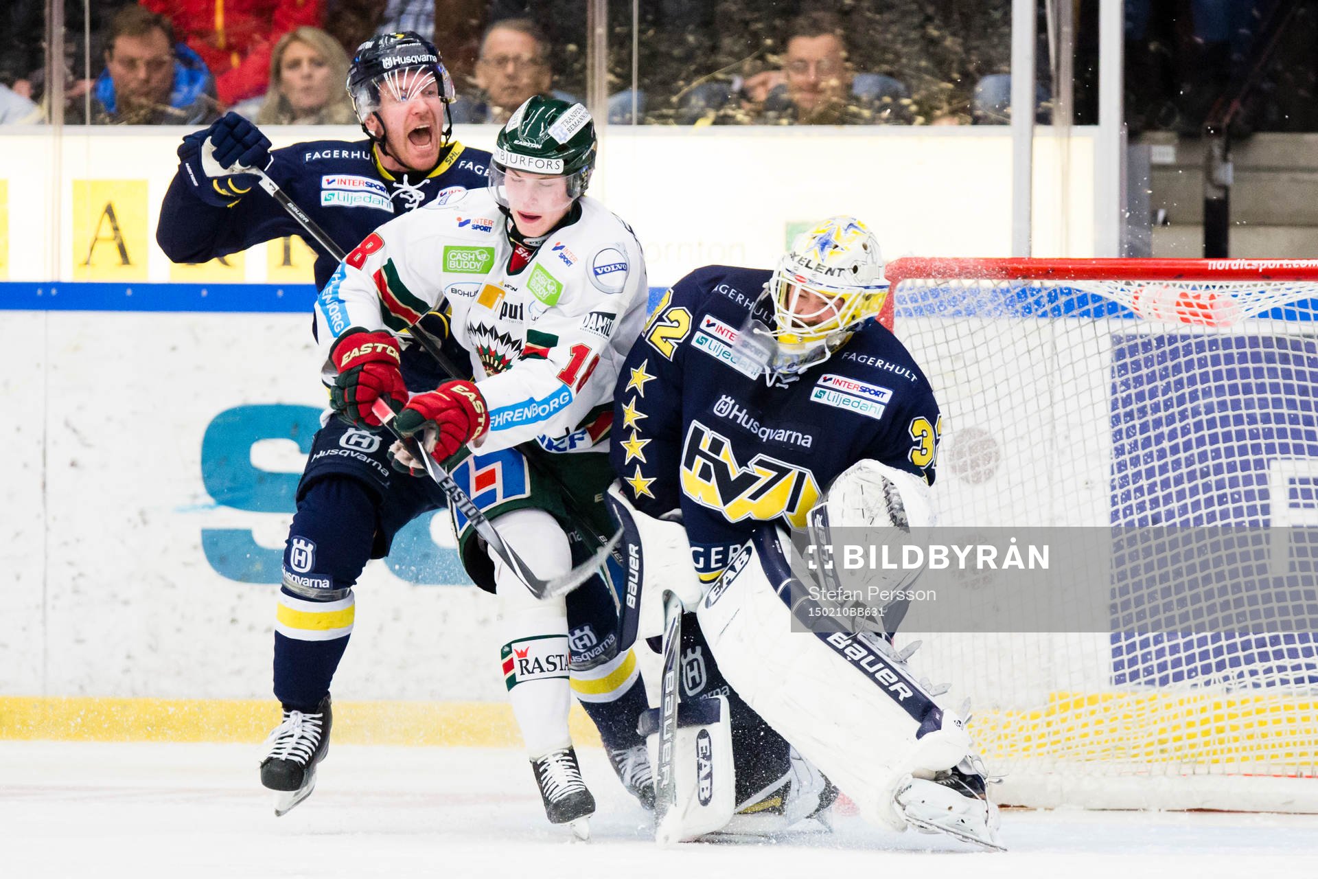 s Teemu Laine och målvakt Gustaf Wesslau (h) försvarar