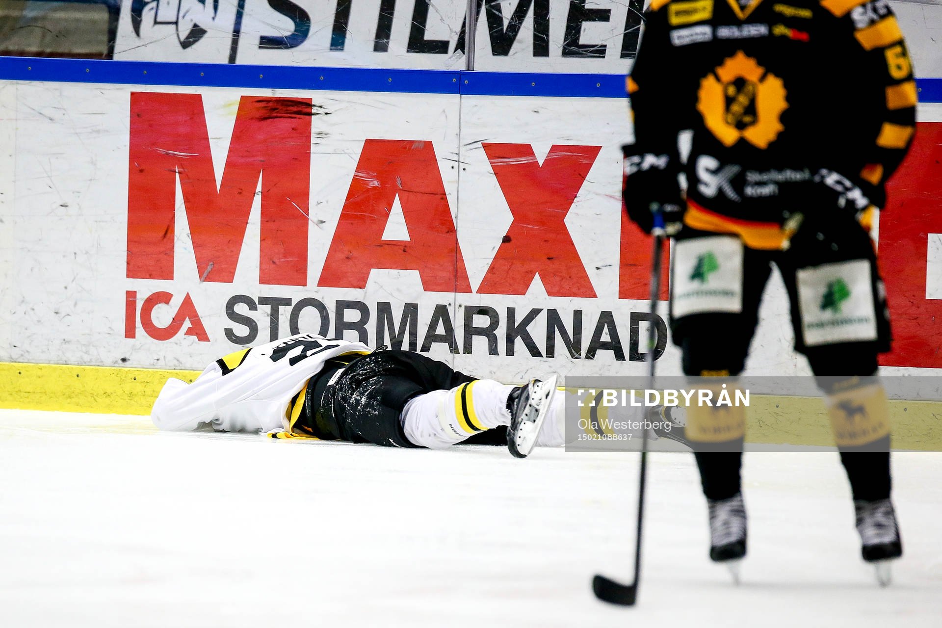 Skellefteås Anton Lindholm tacklar Brynäs Alexander