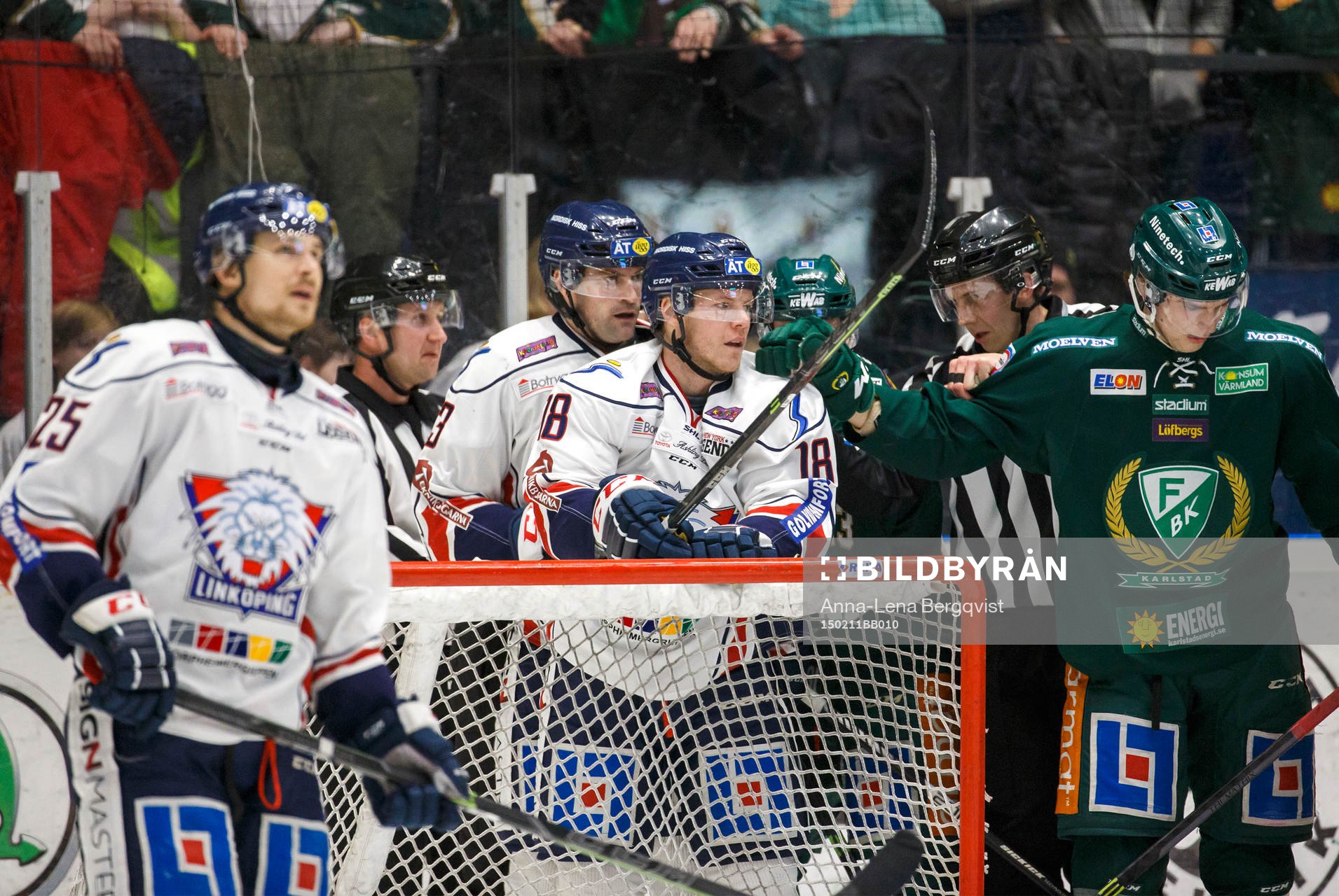 Linköpings Jonas Almtorp vilar på målburen