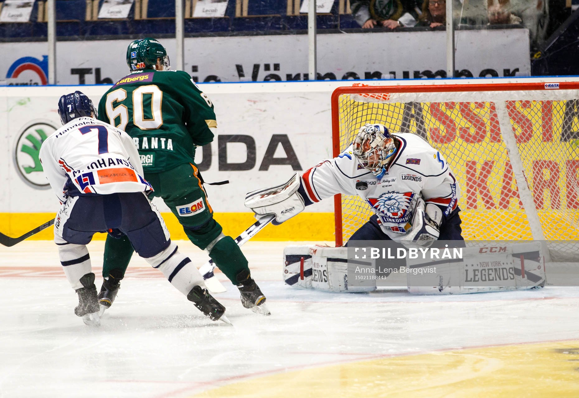 Färjestads Tero Koskiranta skjuter pucken på Linköpings