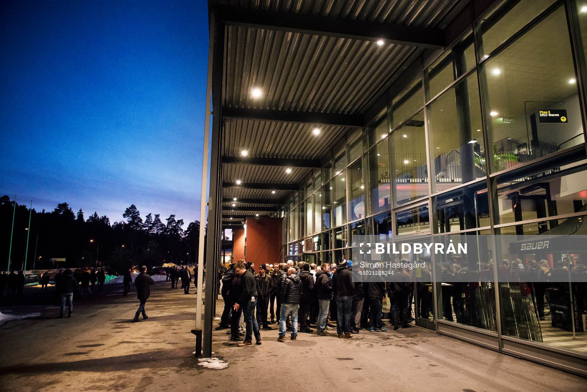 Besökare köar utanför Gavlerinken Arena före