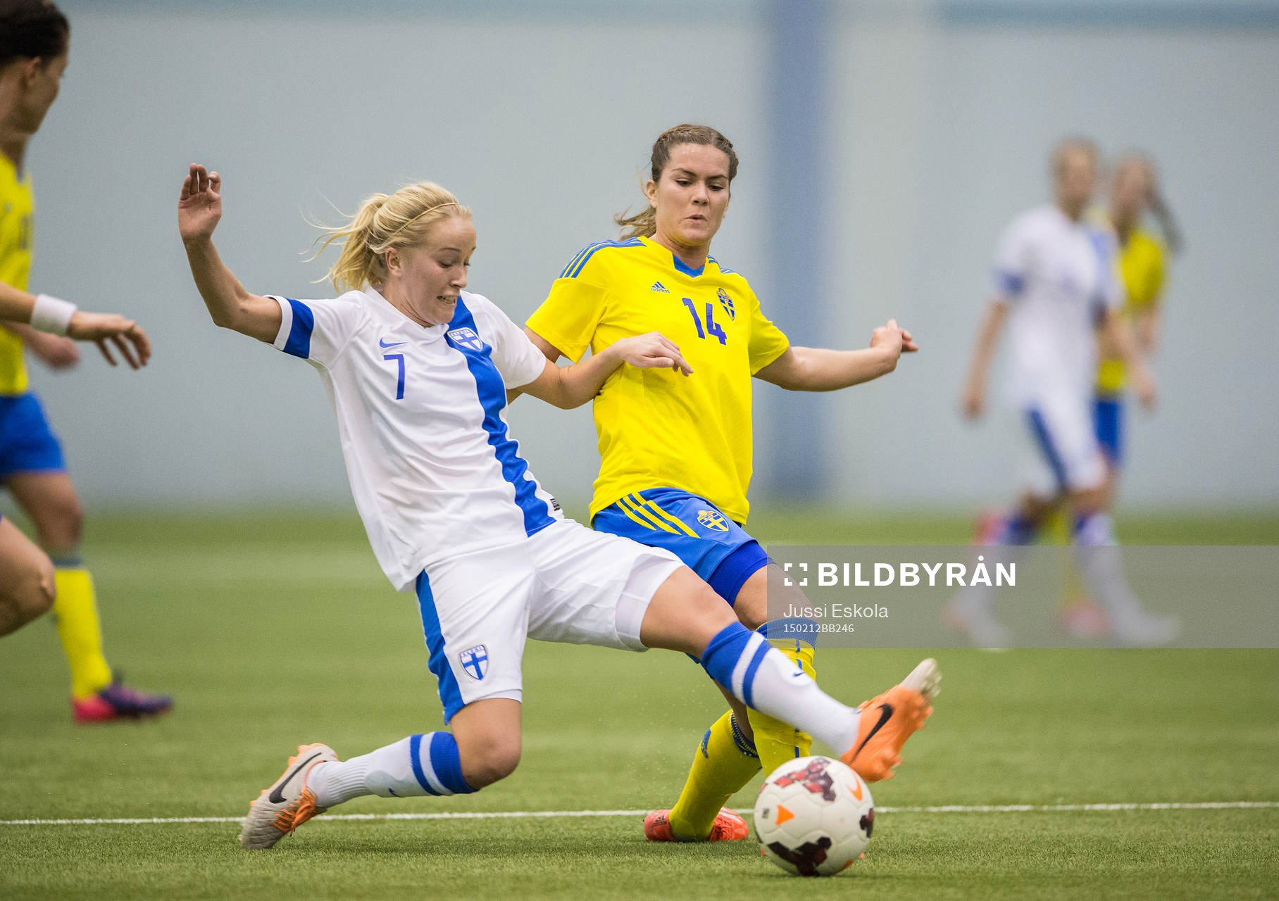 Finlands Annika Kukkonen och Sveriges Hanna Folkesson under en träningslandskamp i fotboll mellan Finland och Sverige den 12 februari 2015 i Forssa.