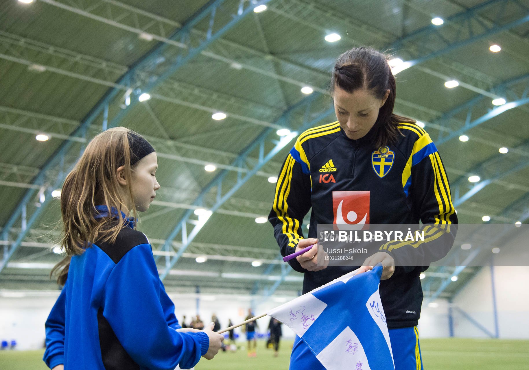 Sveriges Lotta Schelin skriver autografer