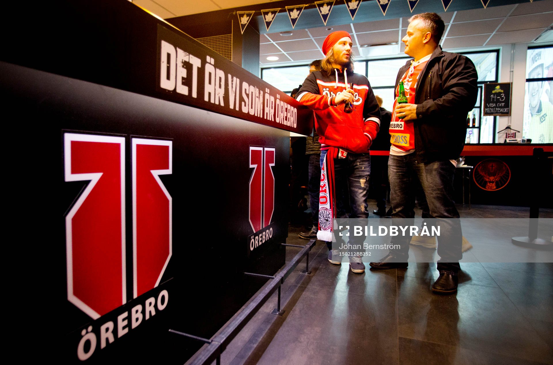 Örebrosupportrar i arenabaren