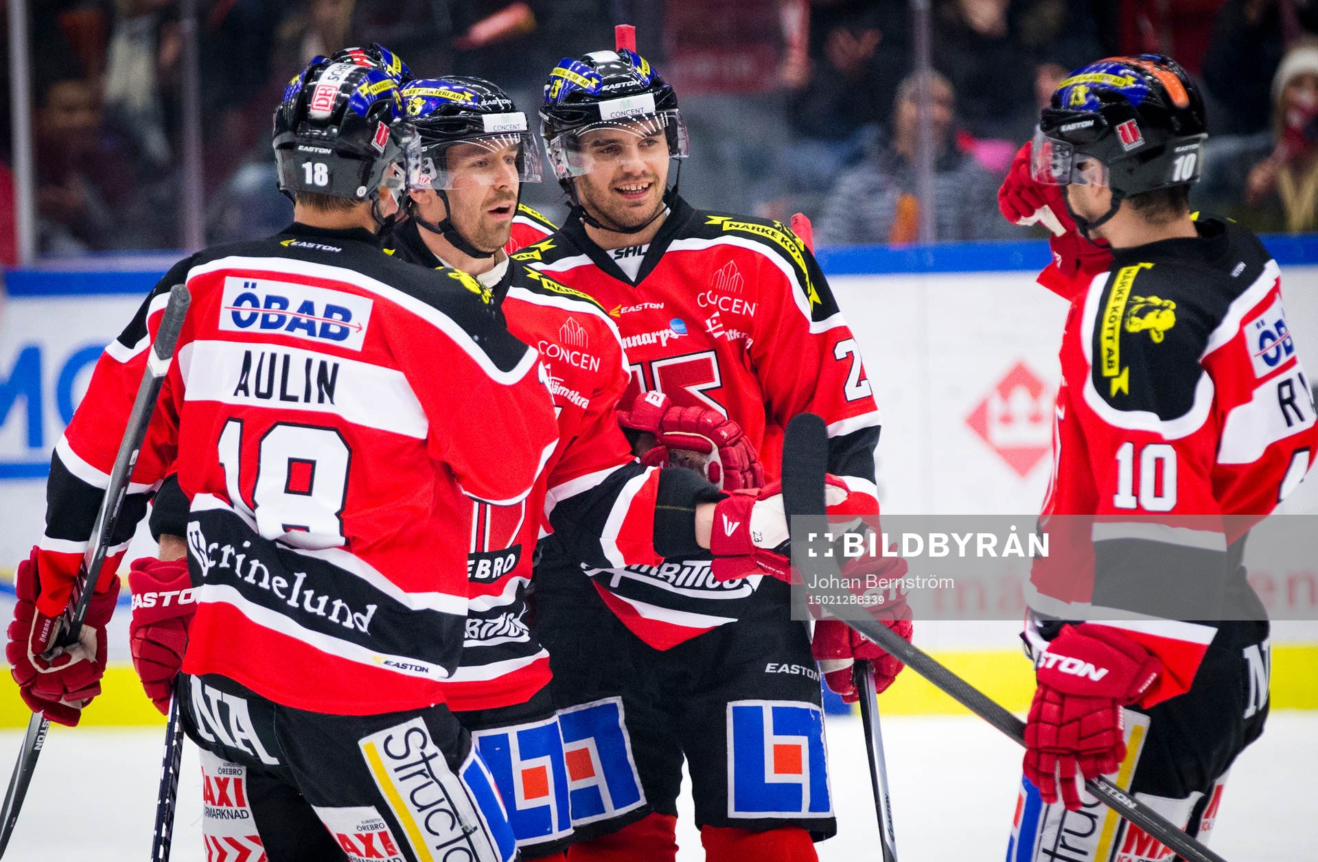 Örebros Tomas Skogs gör 1-0 och jublar med Derek Ryan och