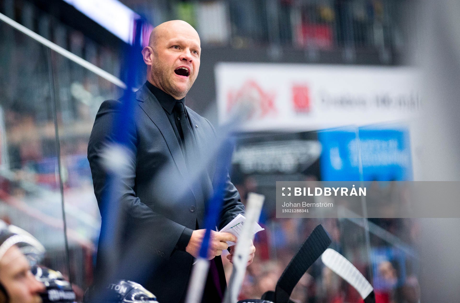 s tränare Andreas Johansson är arg