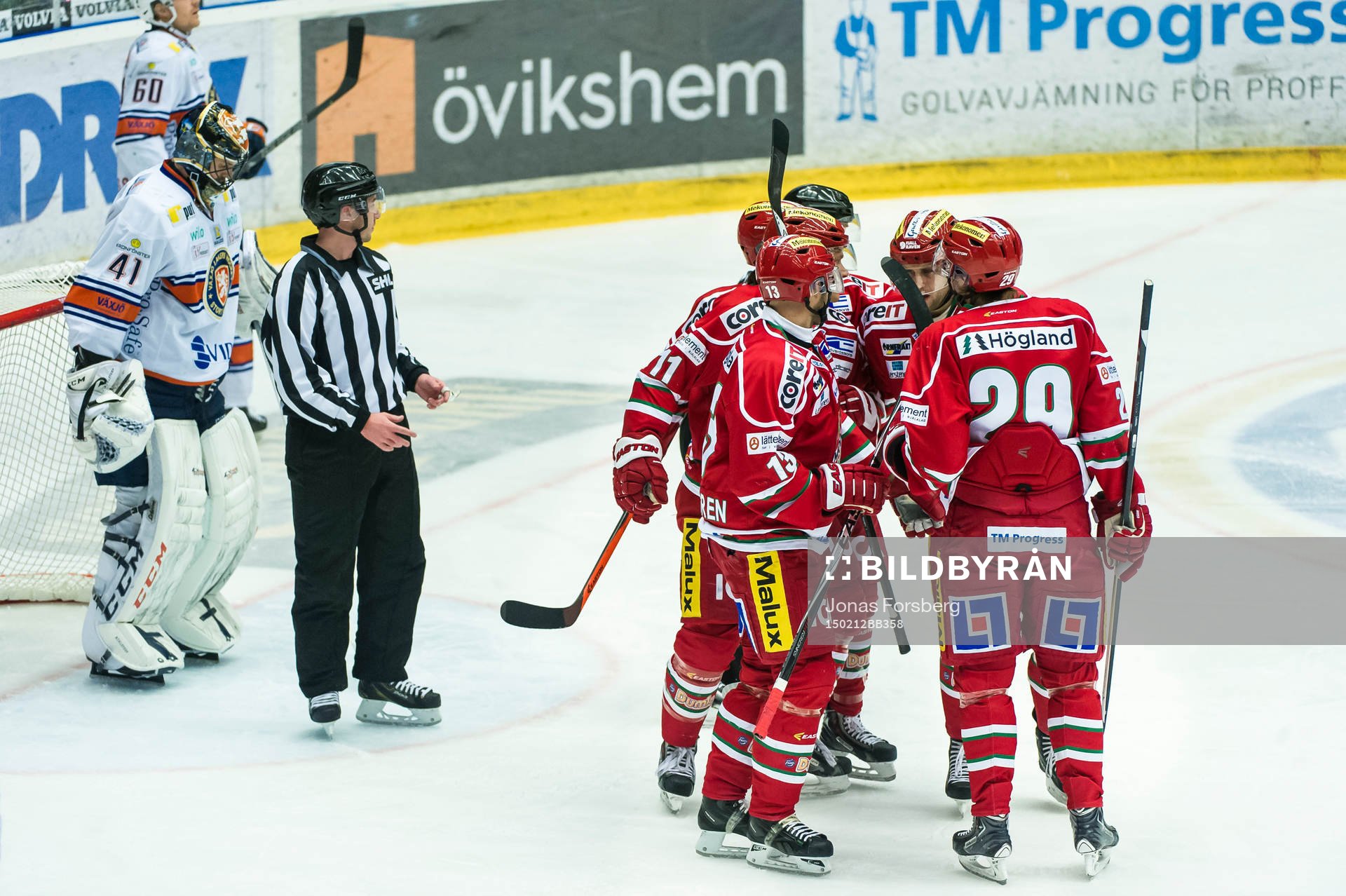 Modos Simon Önerud gör 2-0 målet på Växjös målvakt