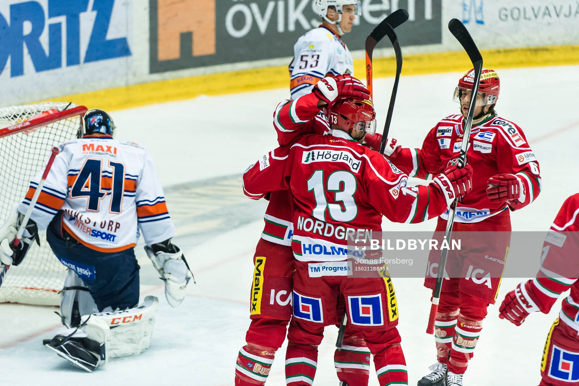 Modos Simon Önerud gör 2-0 målet på Växjös målvakt