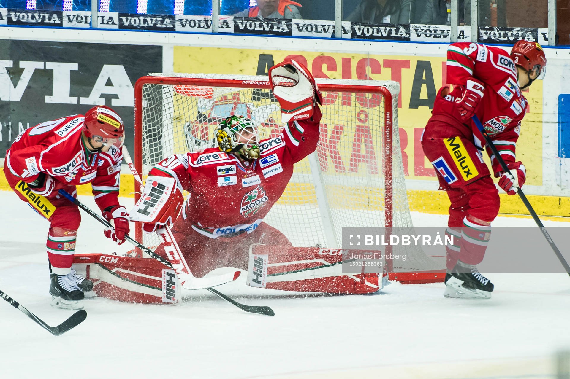 Modos målvakt Linus Ullmark räddar en puck