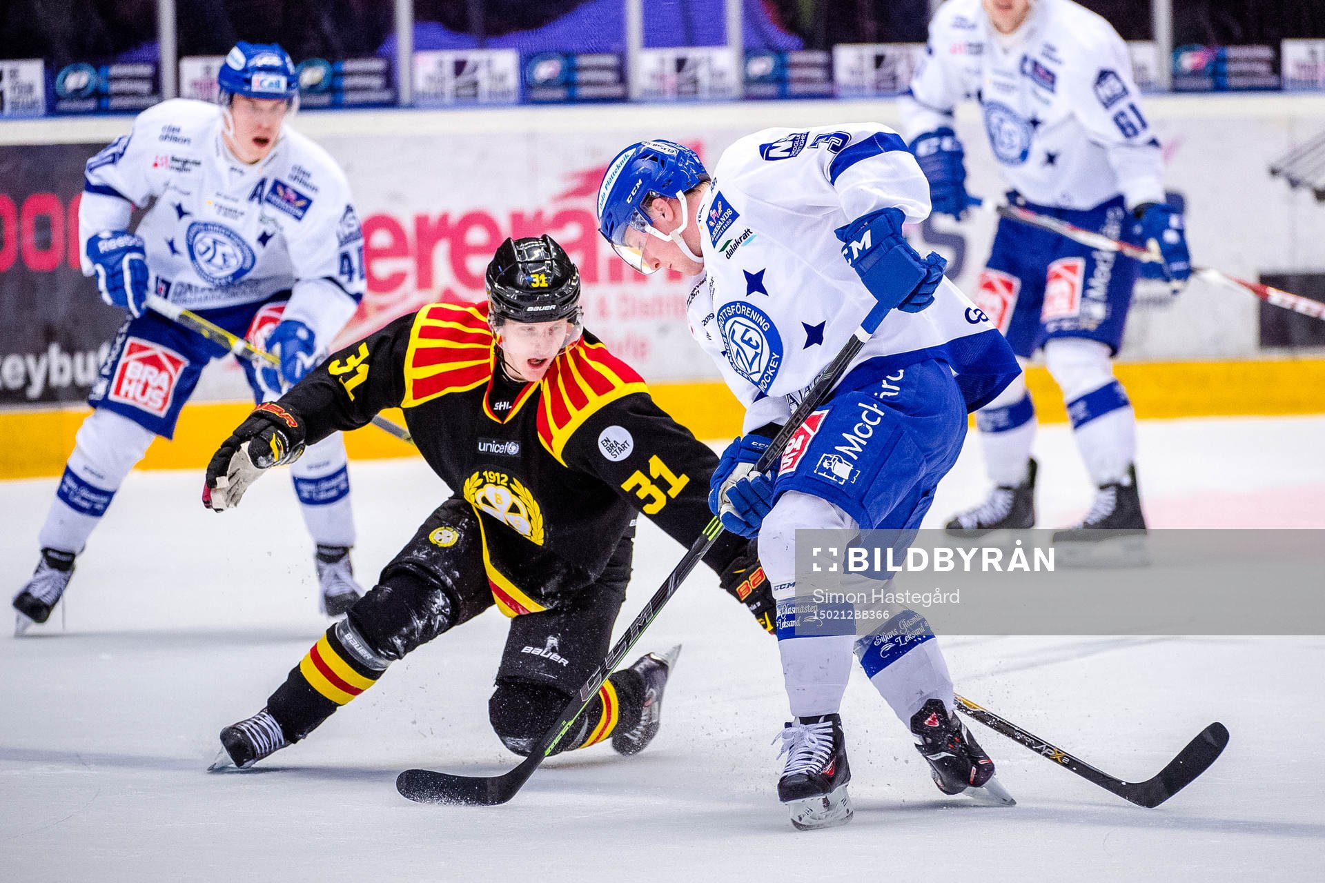 Brynäs Daniel Mannberg och Leksands Linus Hultström i en