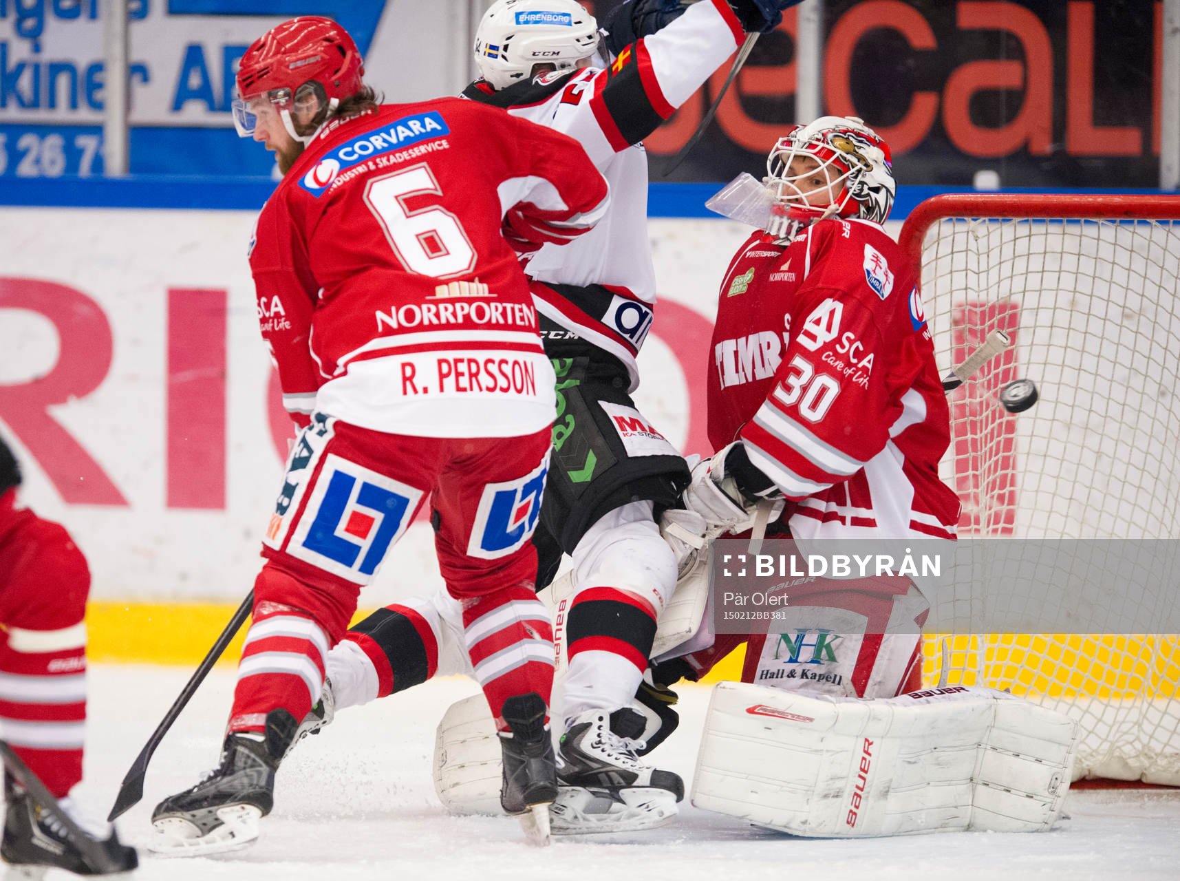 Timrås målvakt Mika Norja släpper in pucken från skott