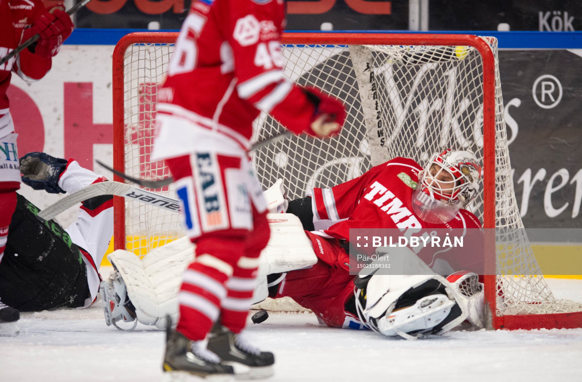Timrås målvakt Mika Norja släpper in pucken från skott