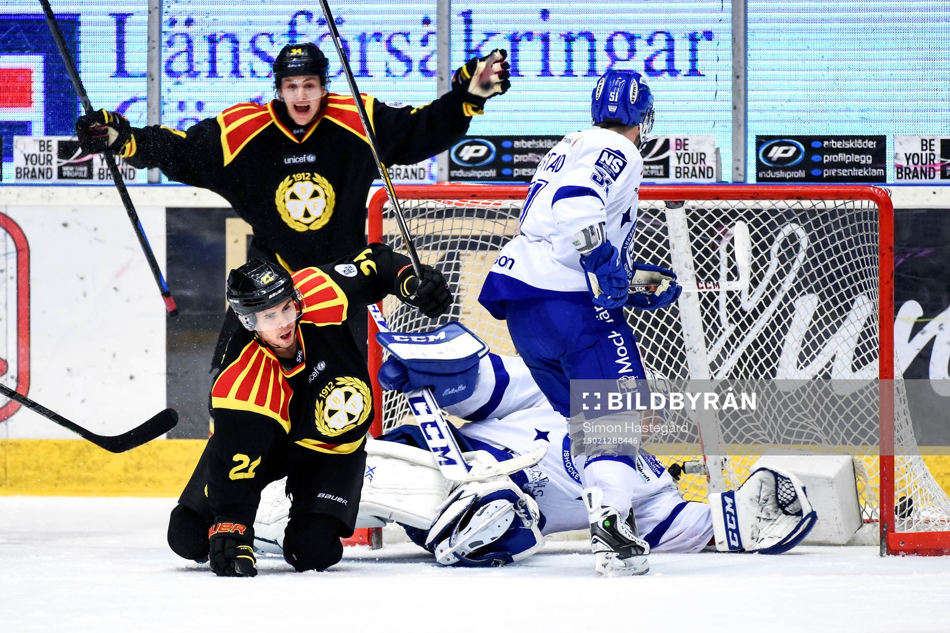 Brynäs Tim Wallace är i målgårde när hans puck går