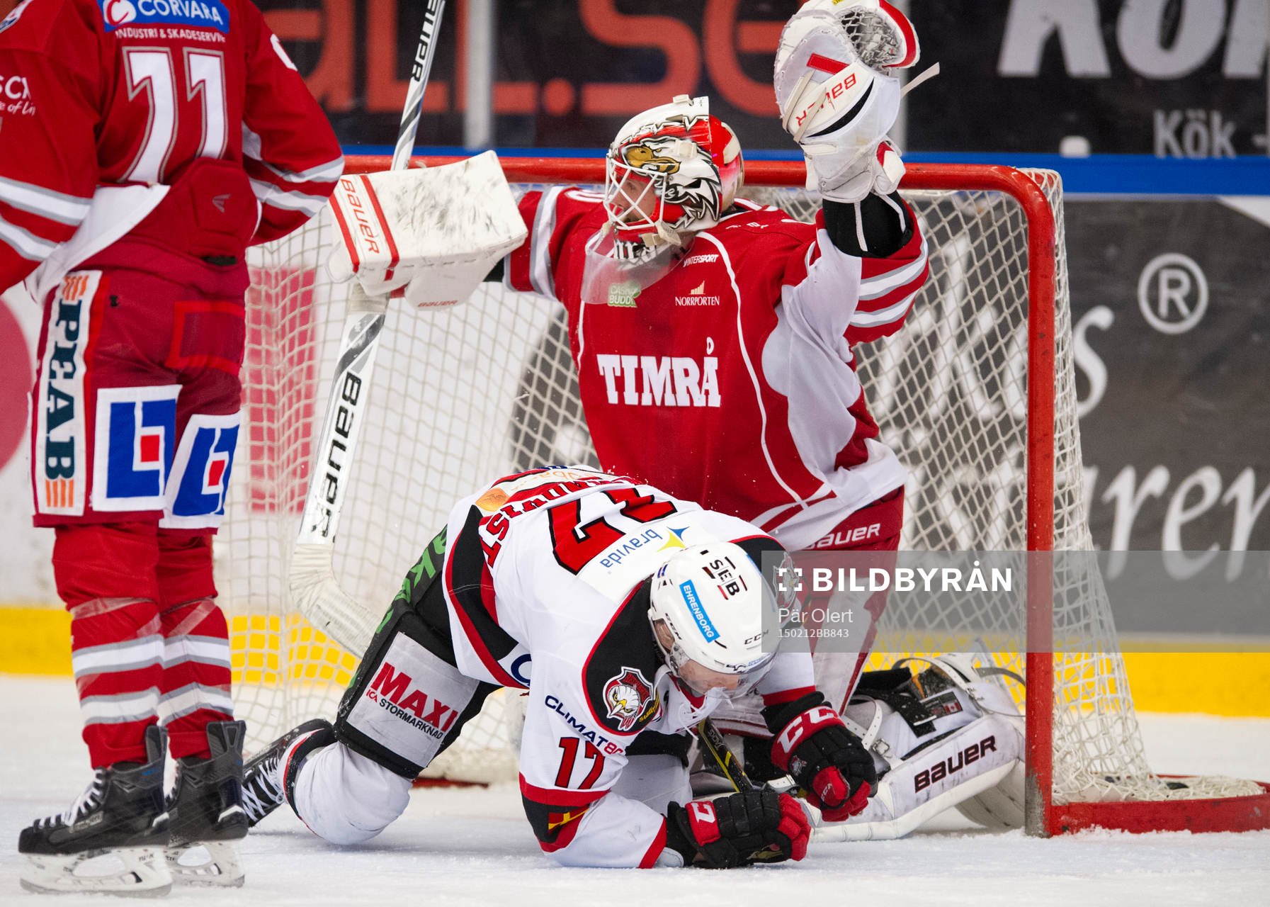 Malmö Redhawks Mathias Tjärnqvist i målgården framför