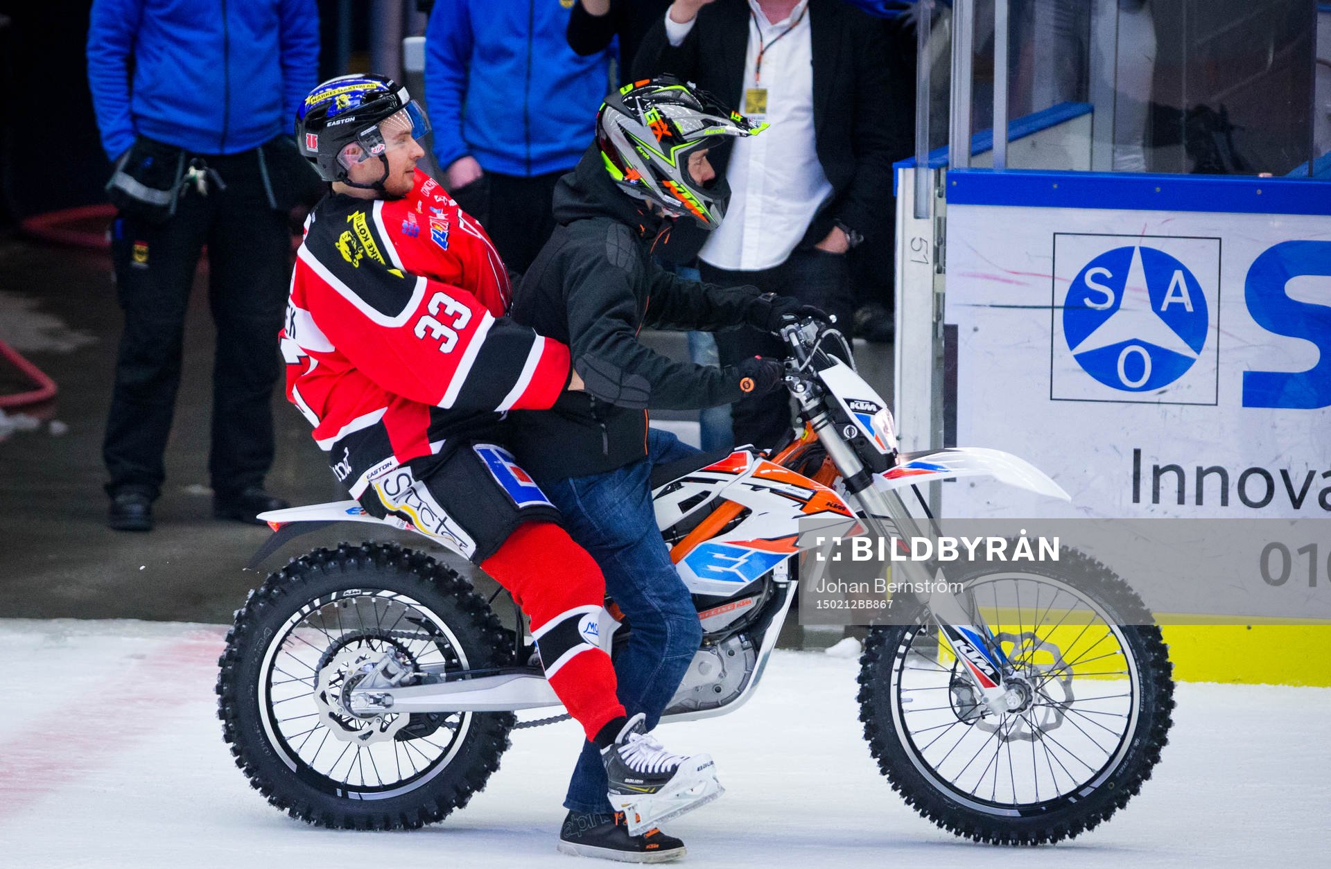 Örebros målvakt Julius Hudacek spexar på en motocross