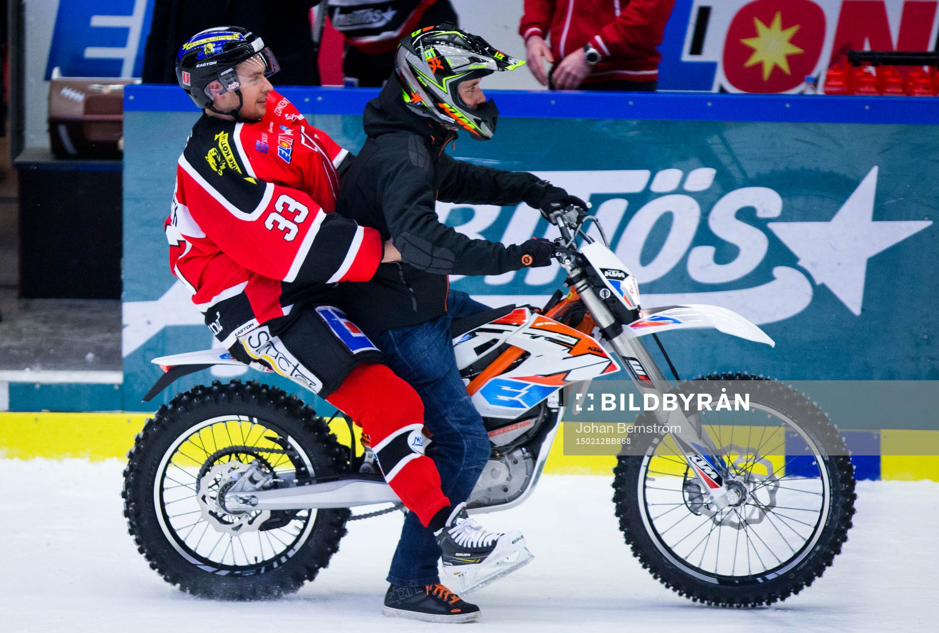 Örebros målvakt Julius Hudacek spexar på en motocross